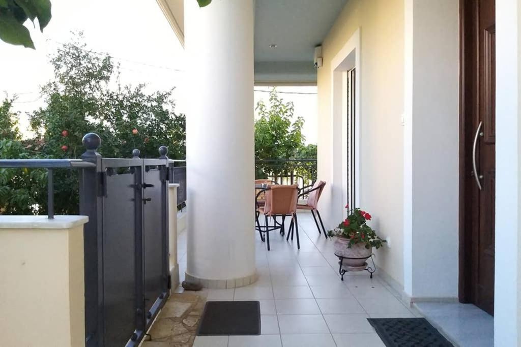 New, Bright, Cozy, Autonomous Apartment With Private Entrance And Garden, 42 M2, 5Min To The Beach And City Center Kalamata Exterior photo