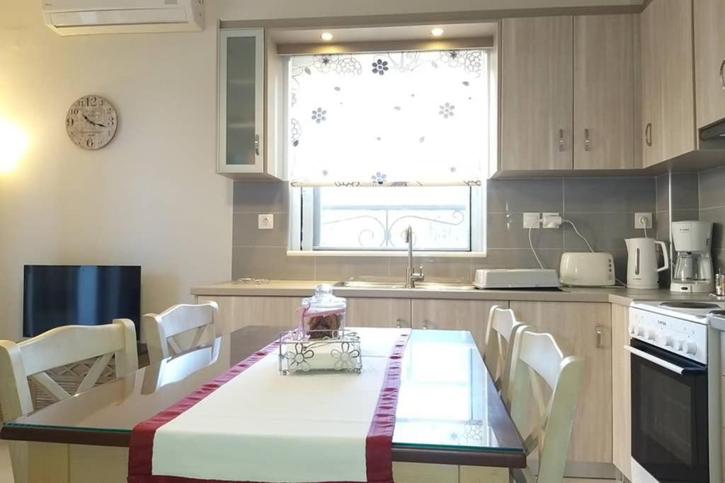 New, Bright, Cozy, Autonomous Apartment With Private Entrance And Garden, 42 M2, 5Min To The Beach And City Center Kalamata Exterior photo