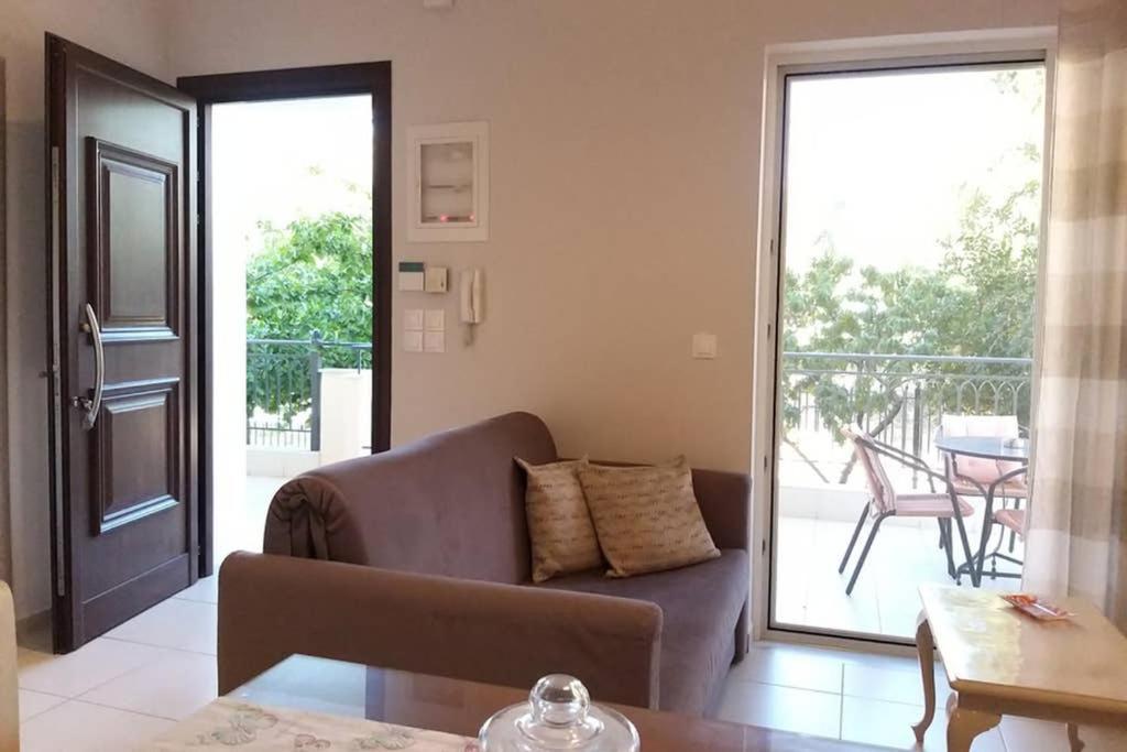 New, Bright, Cozy, Autonomous Apartment With Private Entrance And Garden, 42 M2, 5Min To The Beach And City Center Kalamata Exterior photo