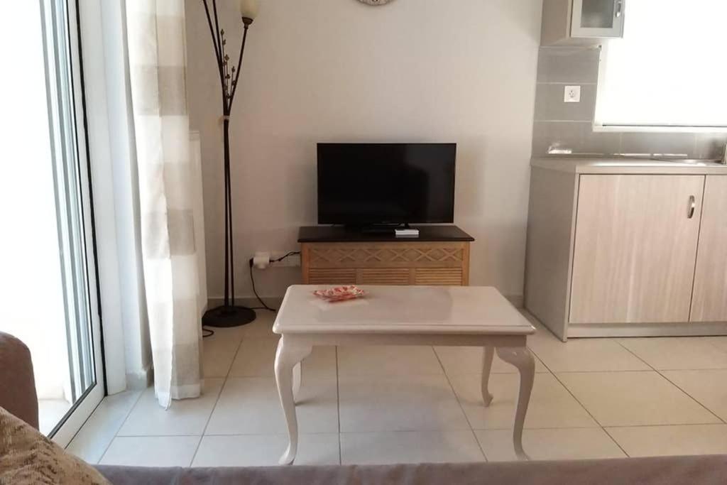 New, Bright, Cozy, Autonomous Apartment With Private Entrance And Garden, 42 M2, 5Min To The Beach And City Center Kalamata Exterior photo