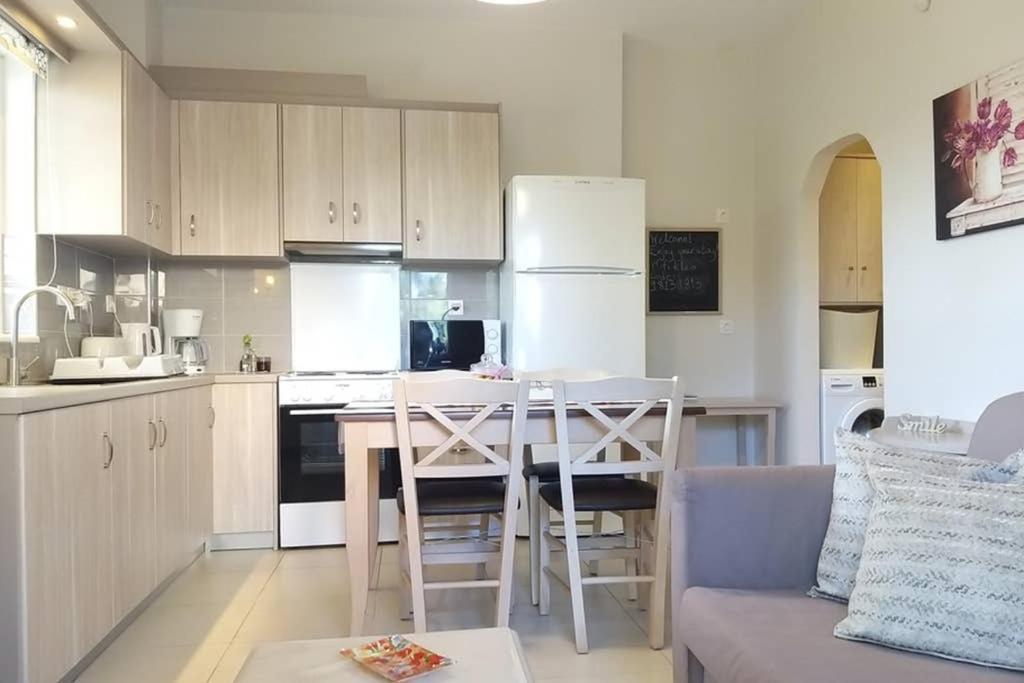 New, Bright, Cozy, Autonomous Apartment With Private Entrance And Garden, 42 M2, 5Min To The Beach And City Center Kalamata Exterior photo