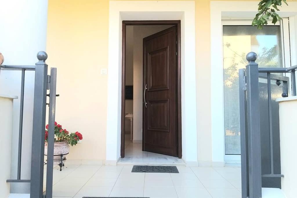 New, Bright, Cozy, Autonomous Apartment With Private Entrance And Garden, 42 M2, 5Min To The Beach And City Center Kalamata Exterior photo