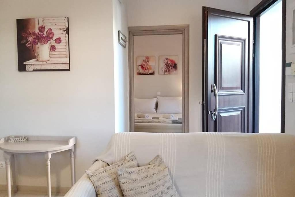 New, Bright, Cozy, Autonomous Apartment With Private Entrance And Garden, 42 M2, 5Min To The Beach And City Center Kalamata Exterior photo