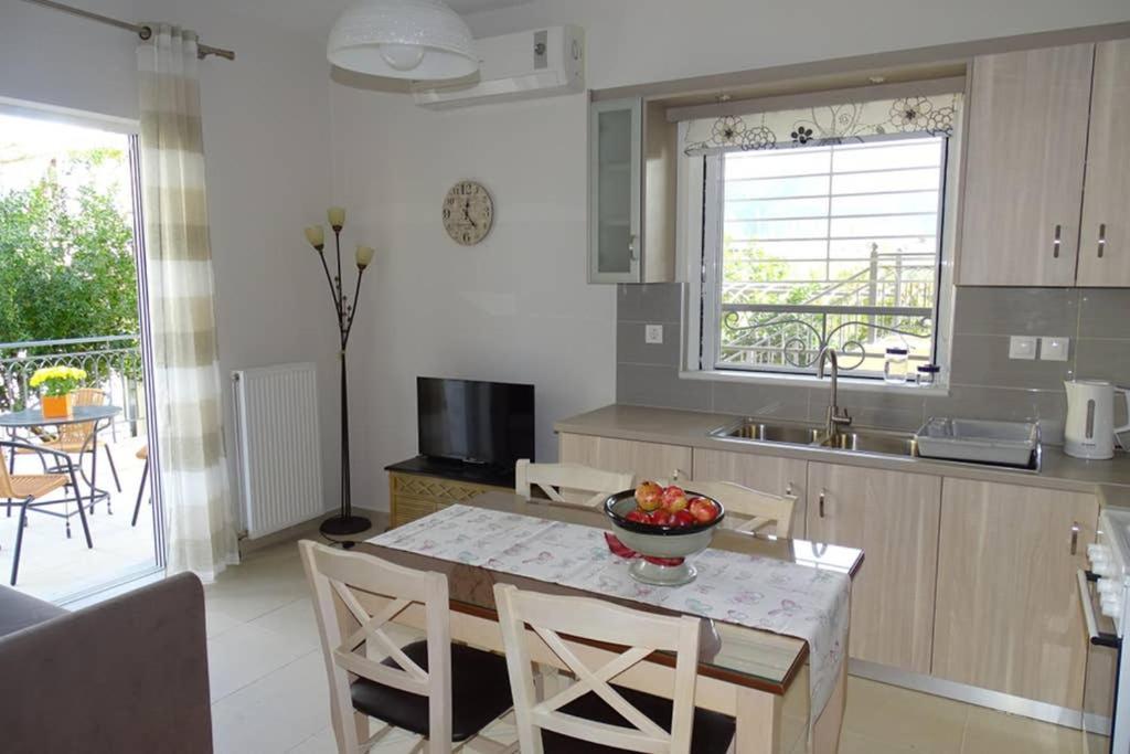 New, Bright, Cozy, Autonomous Apartment With Private Entrance And Garden, 42 M2, 5Min To The Beach And City Center Kalamata Exterior photo