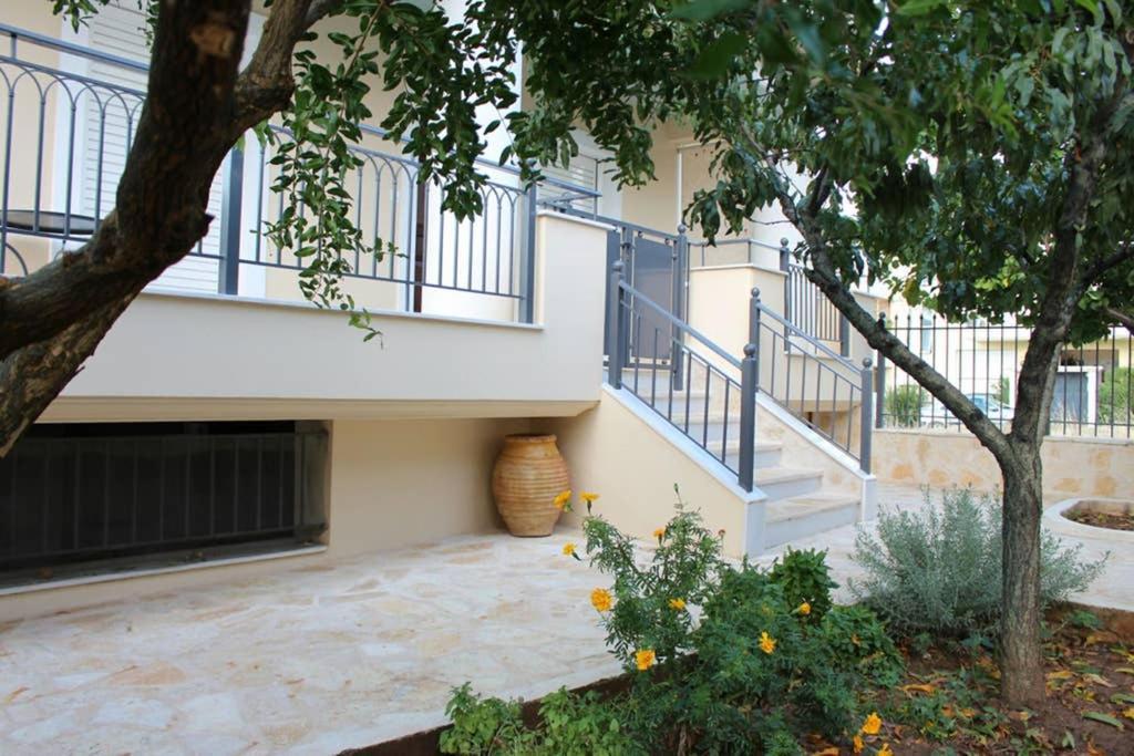 New, Bright, Cozy, Autonomous Apartment With Private Entrance And Garden, 42 M2, 5Min To The Beach And City Center Kalamata Exterior photo