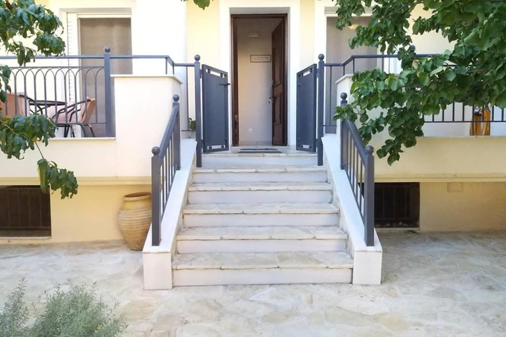 New, Bright, Cozy, Autonomous Apartment With Private Entrance And Garden, 42 M2, 5Min To The Beach And City Center Kalamata Exterior photo
